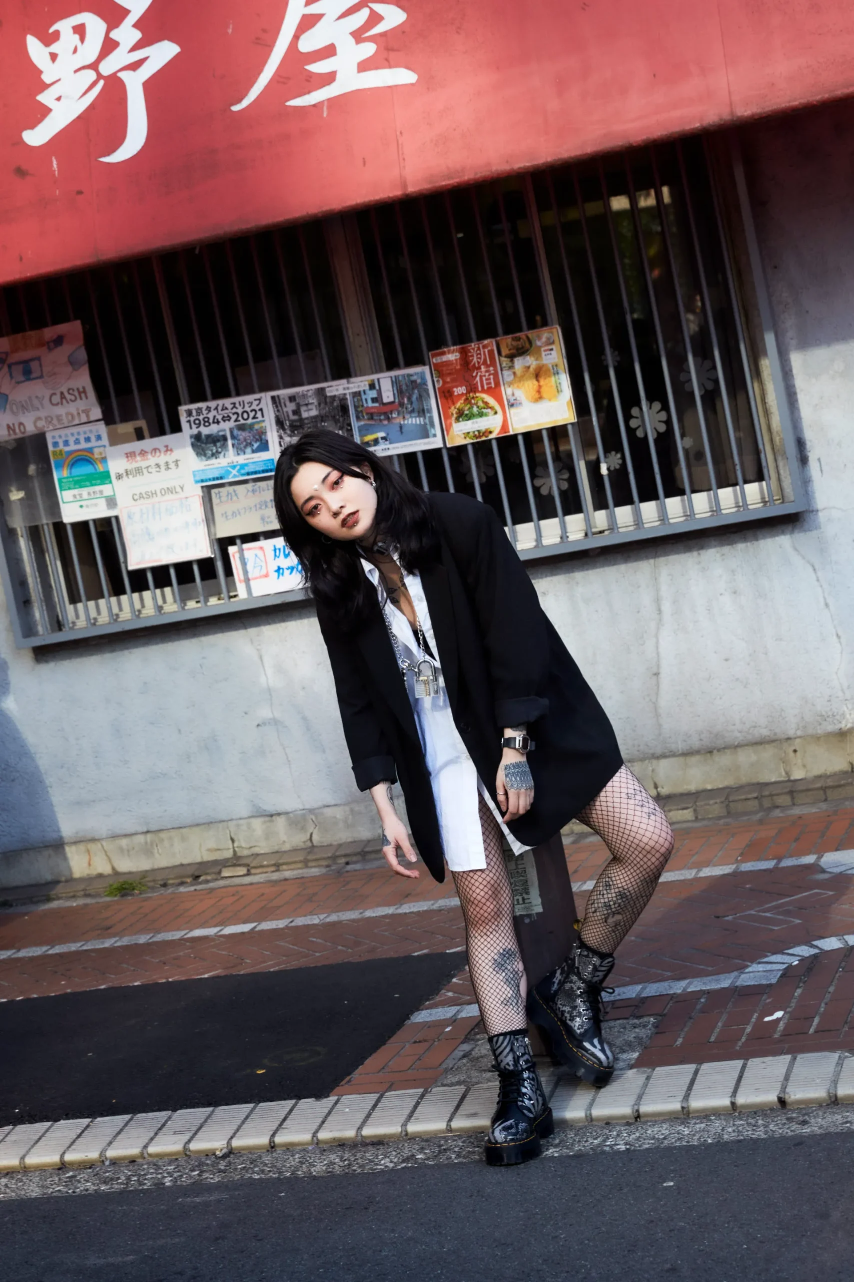 モデルでアーティストの白亜御前を東京でSNAP | FreshSnaps | Droptokyo