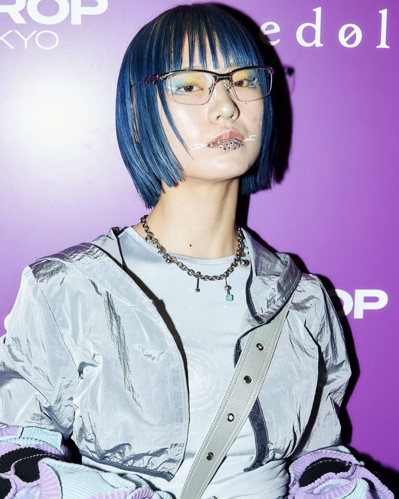 ジャケット／ pijomul（CHICKS）
トップスAMOMENT
スカート／2000ASCHIVES（MUSINSA GLOBAL STORE）
ブーツ／MELISSA + Y/PROJECT
アイウェア／GENTLE MONSTER
Sleevelet／AQUA LIXUN SU
バッグ／SQUARELINE