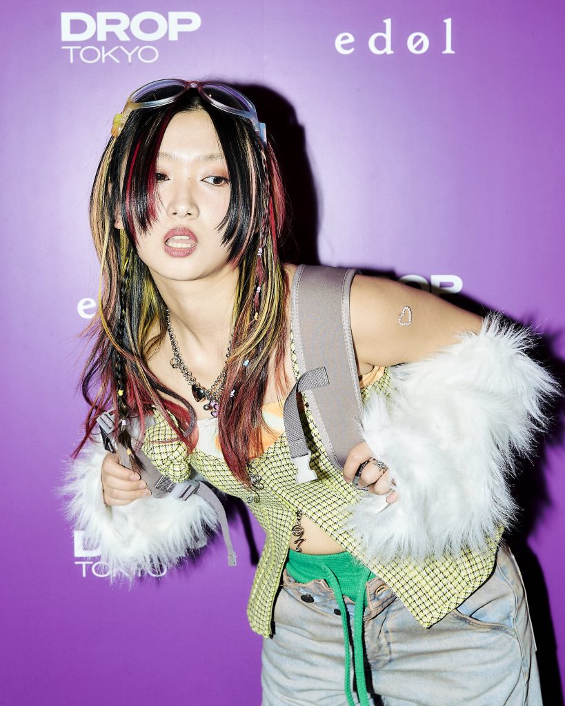 コルセット／NODRESS（THE FOUR-EYED）
キャミソール／PISCESS
ジーンズ／DIESEL
ショーツ／Mardi Mecredi
シューズ、バッグ／GRAPE（THE FOUR-EYED）
アイウェア／GENTLE MONSTER