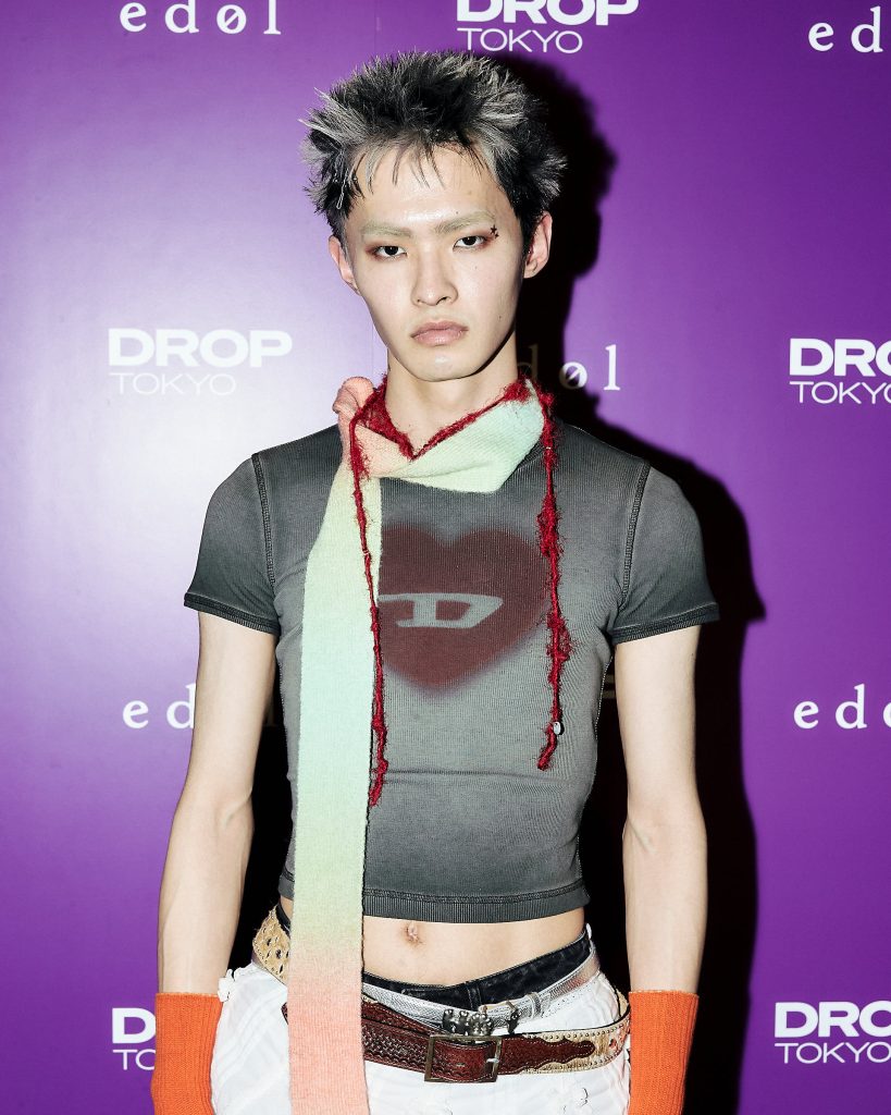 トップス／DIESEL
スカート、ベルト(silver)／NODRESS（THE FOUR-EYED）
ショーツ／SEVESKIG
ジーンズ／ULKIN
スカーフ／PISCESS
ネックレス／MA JOURNÉE
グローブ／COGNOMEN