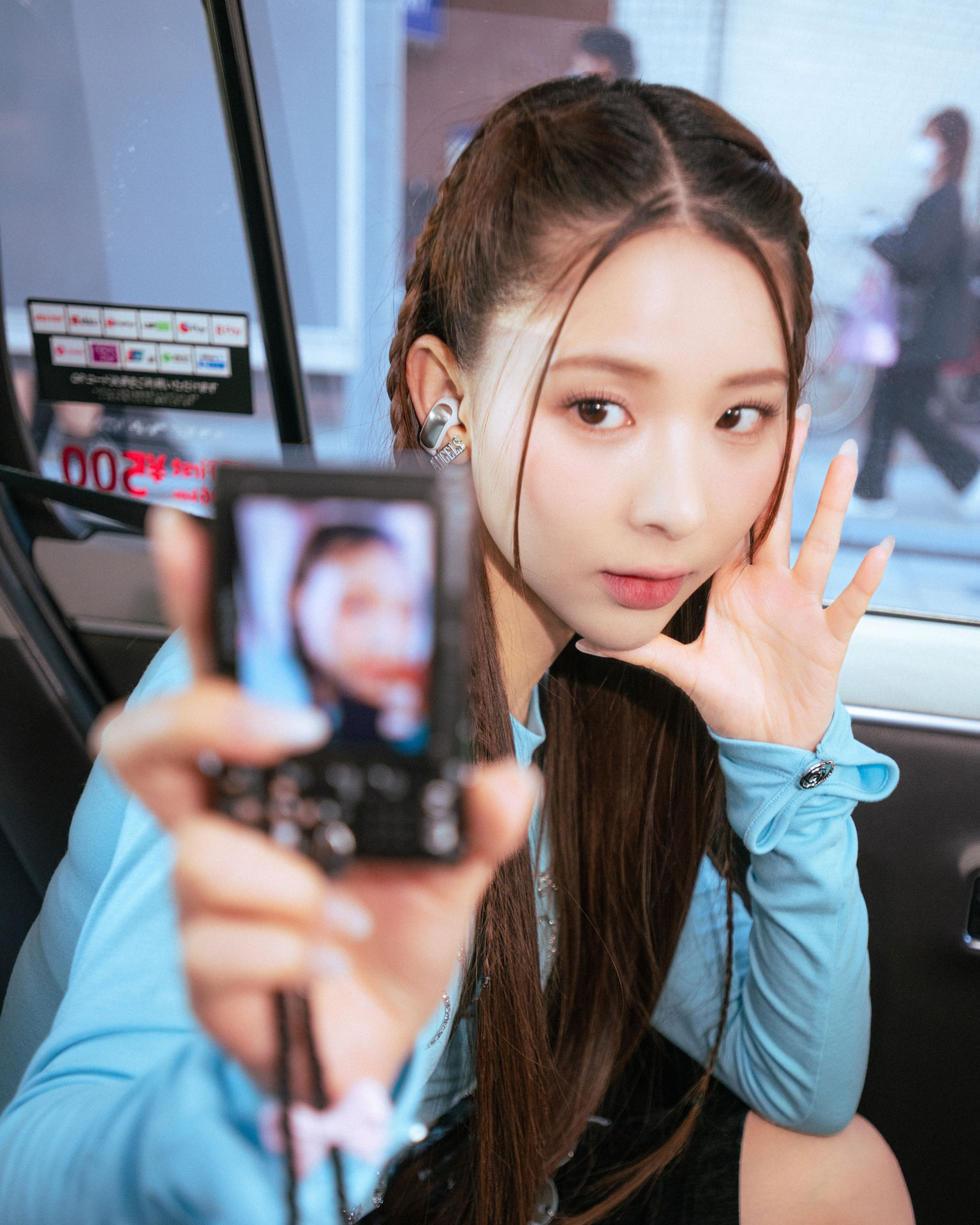 ミチが手に取る Bose Ultra Open Earbuds | FreshSnaps | Droptokyo