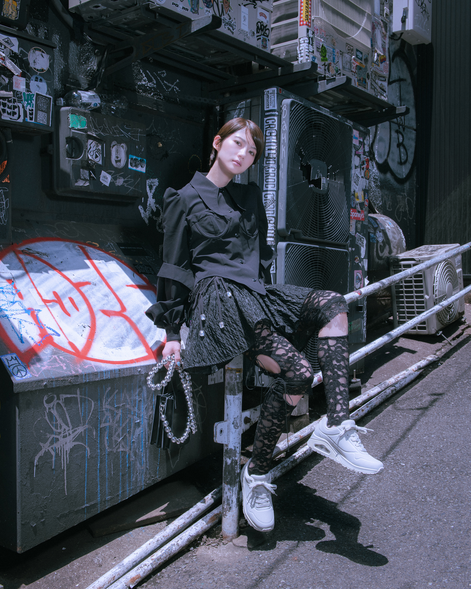 若月佑美が履くSKECHERS UNO | FreshSnaps | Droptokyo