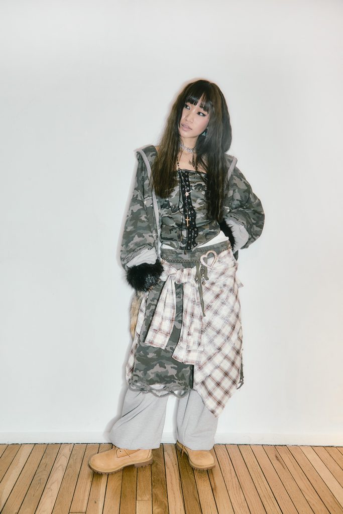 フーディ、スウェットパンツ／neith.（neith.tokyo）
ビスチェ／KAIYA、ファーチャーム／XU DOG（共に XU LAFOLET原宿）
チェックシャツ／DNSR
ビーズネックレス／JOEGUSH（共に HANA）
ブーツ／Timberland（VFジャパン）