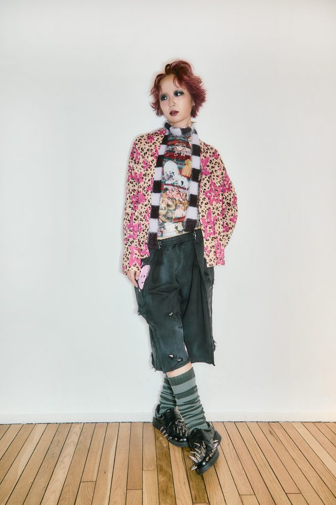 シャツ、シューズ／BASE MARK トップ、ハーフパンツ／emary   チョーカー／NODRESS（9FOX Showroom）ハートネックレス／HURJABOYACC（XU SHIBUYA109）マフラー／MEENDERI（HANA）