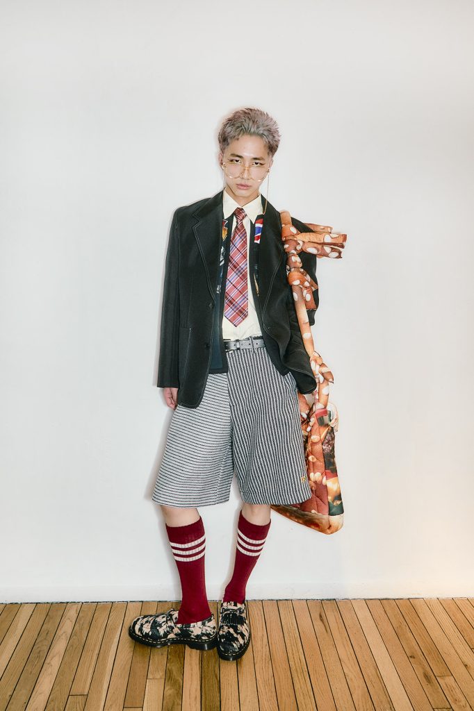 ジャケット、パンツ／DESIGUAL(デシグアルストア 銀座中央通り店) ジャケット／DRYCLEANONLY(SHOWROOM CHRMR) アイウェア／SPRINGSTRINGS(SHOWROOM CHRMR) グラスチェーンneith.(株式会社neith.tokyo) バッグ／fair enough