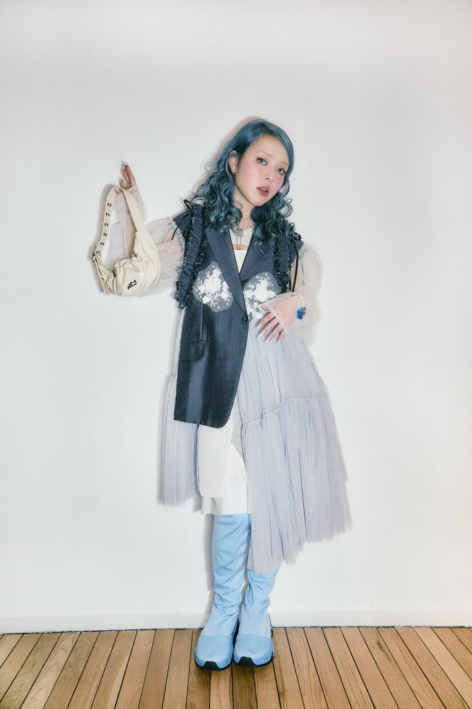 ジャケット／oldhoney(8-1 Eight One) スカート／Queens ネックレス、ブレスレット／MIKISHIMAI(SHOWROOM CHRMR) バッグ／YIEYIE(SHOWROOM CHRMR) 