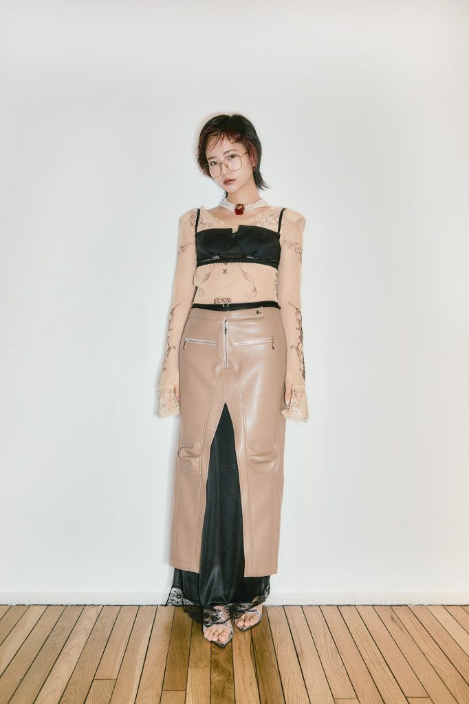 トップス、ブラ、中に着たスカート／neith.(株式会社neith.tokyo) ネックレス／MIKISHIMAI(SHOWROOM CHRMR) シューズ／YIEYIE(SHOWROOM CHRMR) 