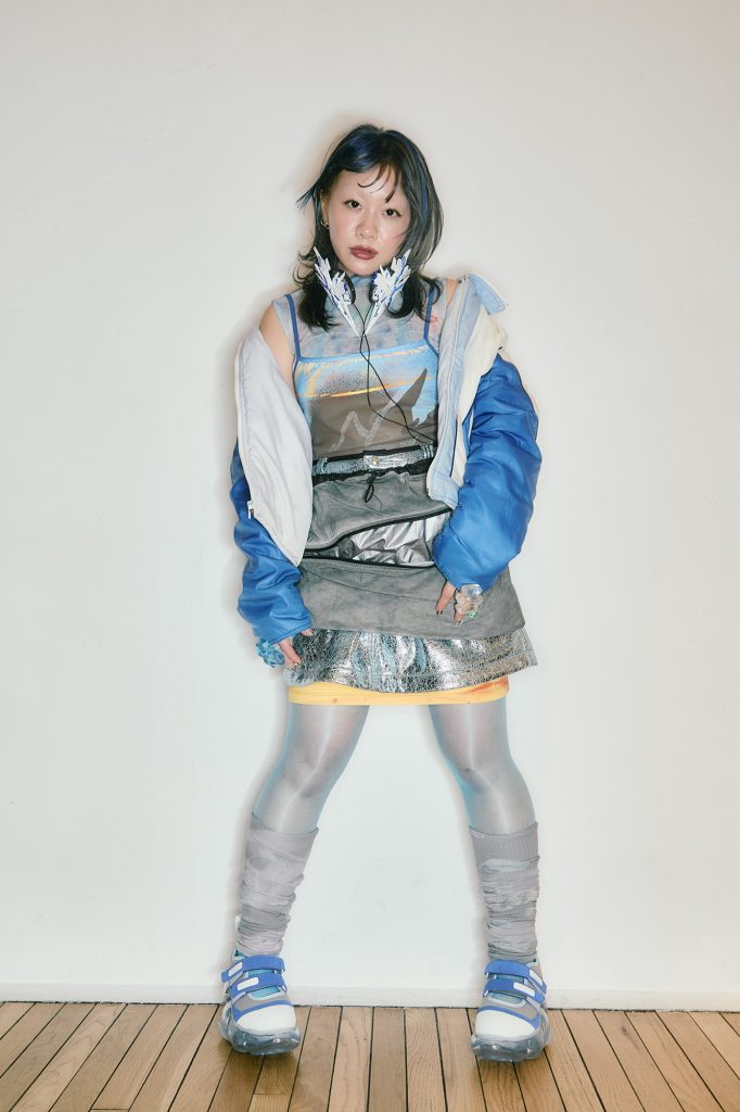 トップス／KARIN TSUJINO ドレス、スカート／DIESEL(DIESEL JAPAN) アウター、スカート／neova リング／MAHANA レッグウォーマー／BALMUNG(ESTEEM PRESS)シューズ／grounds(grounds FOOLS Inc.)ヘッドフォン／PUPAGE