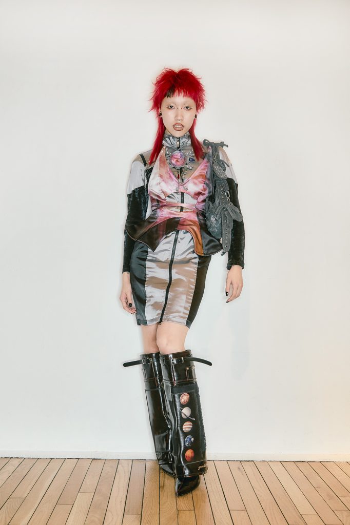 ワンピース／neova コルセット／SUZU AJIKI ネックレス／KARIN TSUJINO バッグ／DESIGUAL(デシグアルストア 銀座中央通り店) ブーツ／YELLO