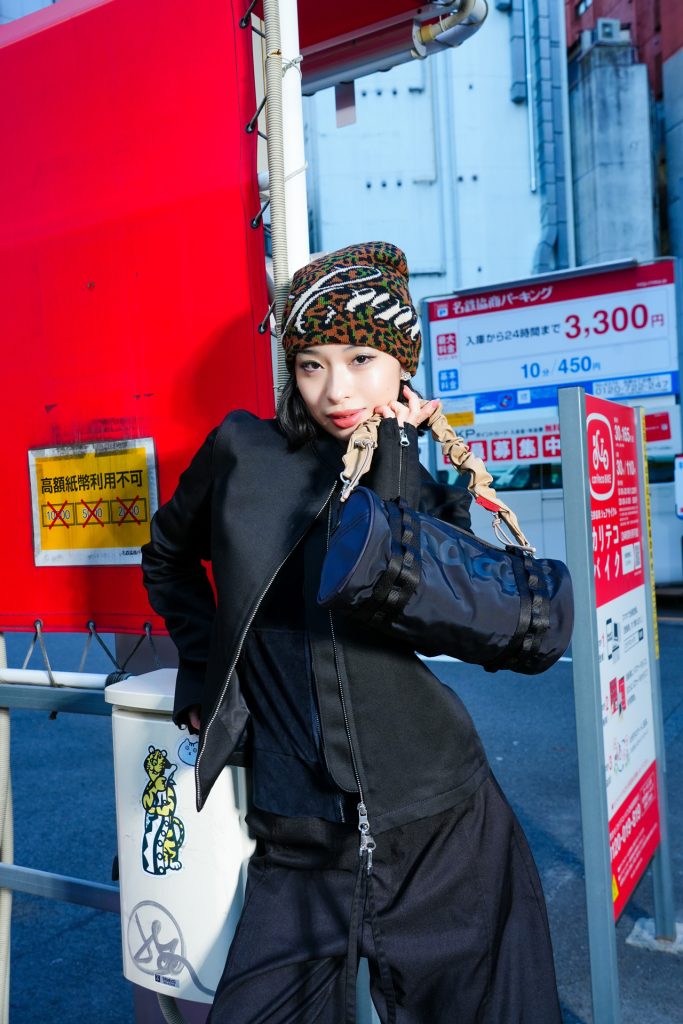 バッグ¥11,550、ストラップ(ハンドル部分)¥6,710／Topologie (トポロジー)