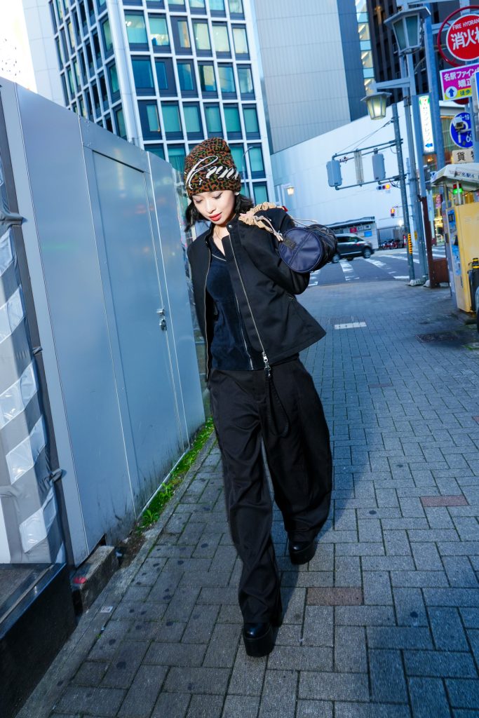 バッグ¥11,550、ストラップ(ハンドル部分)¥6,710／Topologie (トポロジー)