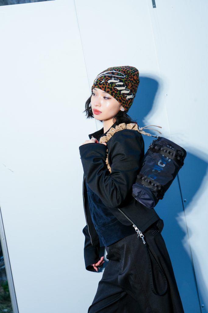 バッグ¥11,550、ストラップ(ハンドル部分)¥6,710／Topologie (トポロジー)