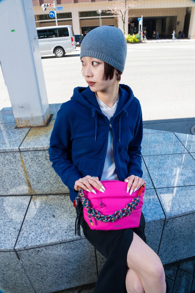 バッグ¥10,450、ストラップ(ハンド部分)¥4,950、キーチェン¥4,840／Topologie (トポロジー)