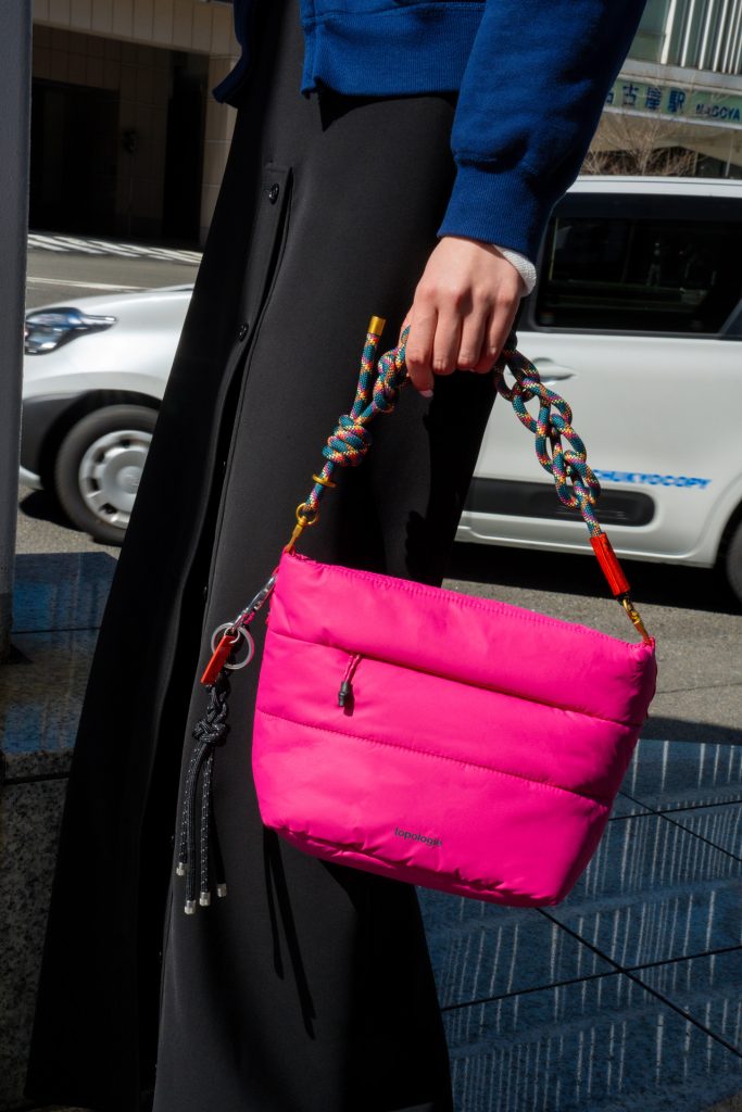 バッグ¥10,450、ストラップ(ハンド部分)¥4,950、キーチェン¥4,840／Topologie (トポロジー)