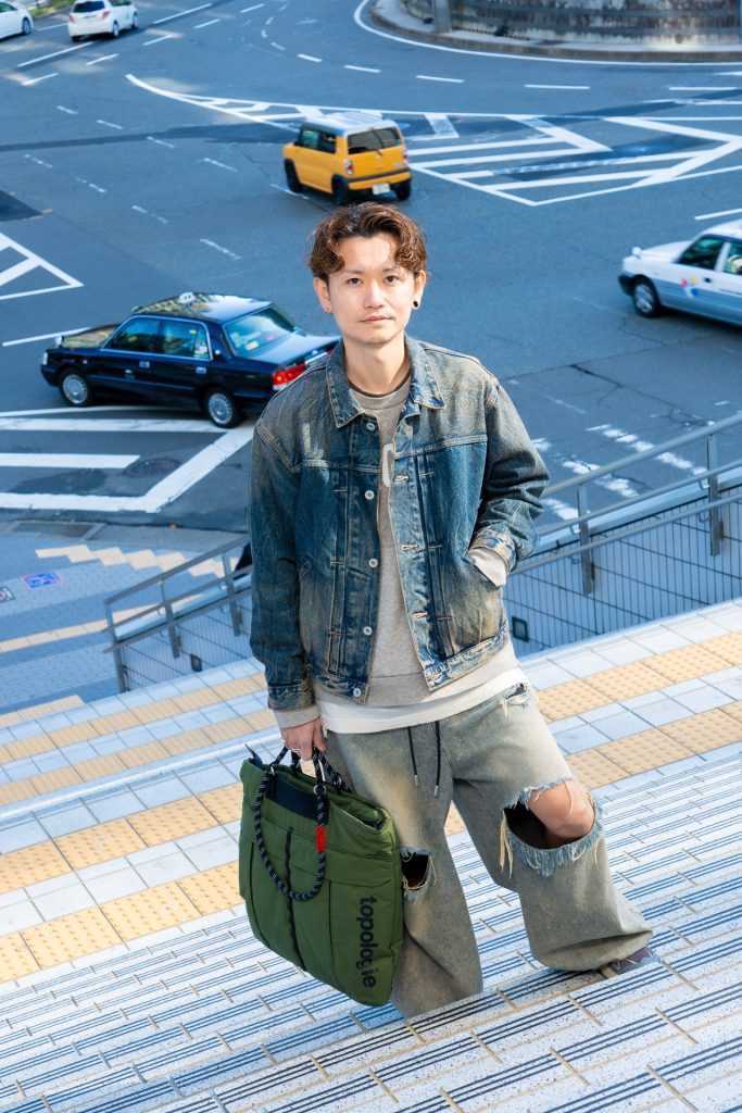 バッグ¥27,500、ストラップ(ハンドル部分)¥6,710／Topologie (トポロジー)