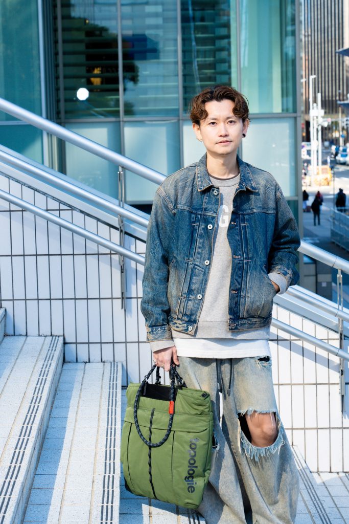 バッグ¥27,500、ストラップ(ハンドル部分)¥6,710／Topologie (トポロジー)