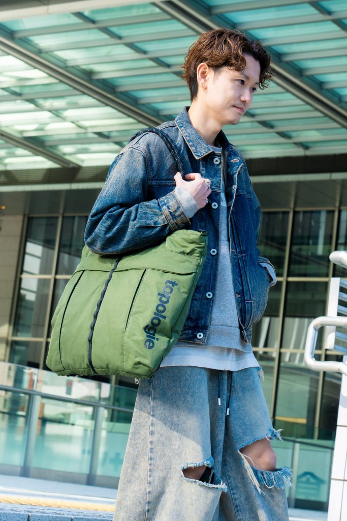 バッグ¥27,500、ストラップ(ハンドル部分)¥6,710／Topologie (トポロジー)