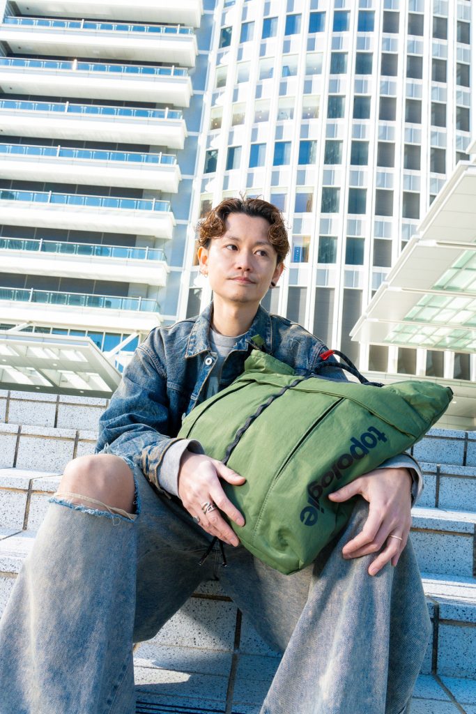 バッグ¥27,500、ストラップ(ハンドル部分)¥6,710／Topologie (トポロジー)